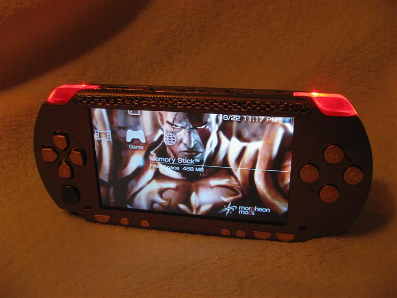 Illustration for article titled Sony PSP God of War Mod Looks Bloodthirstily Fantastic